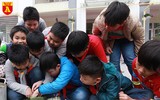 Học sinh Hà Nội thích thú gói bánh chưng ngày Tết